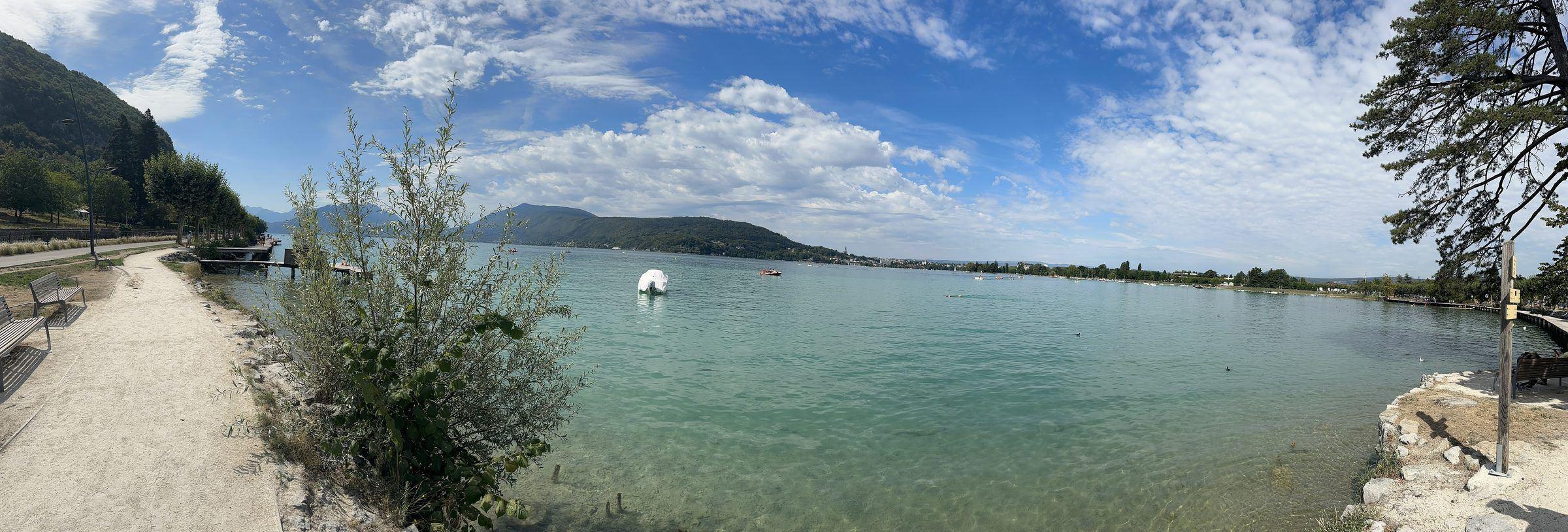 Panorama du lac d'Annecy dans les Alpes