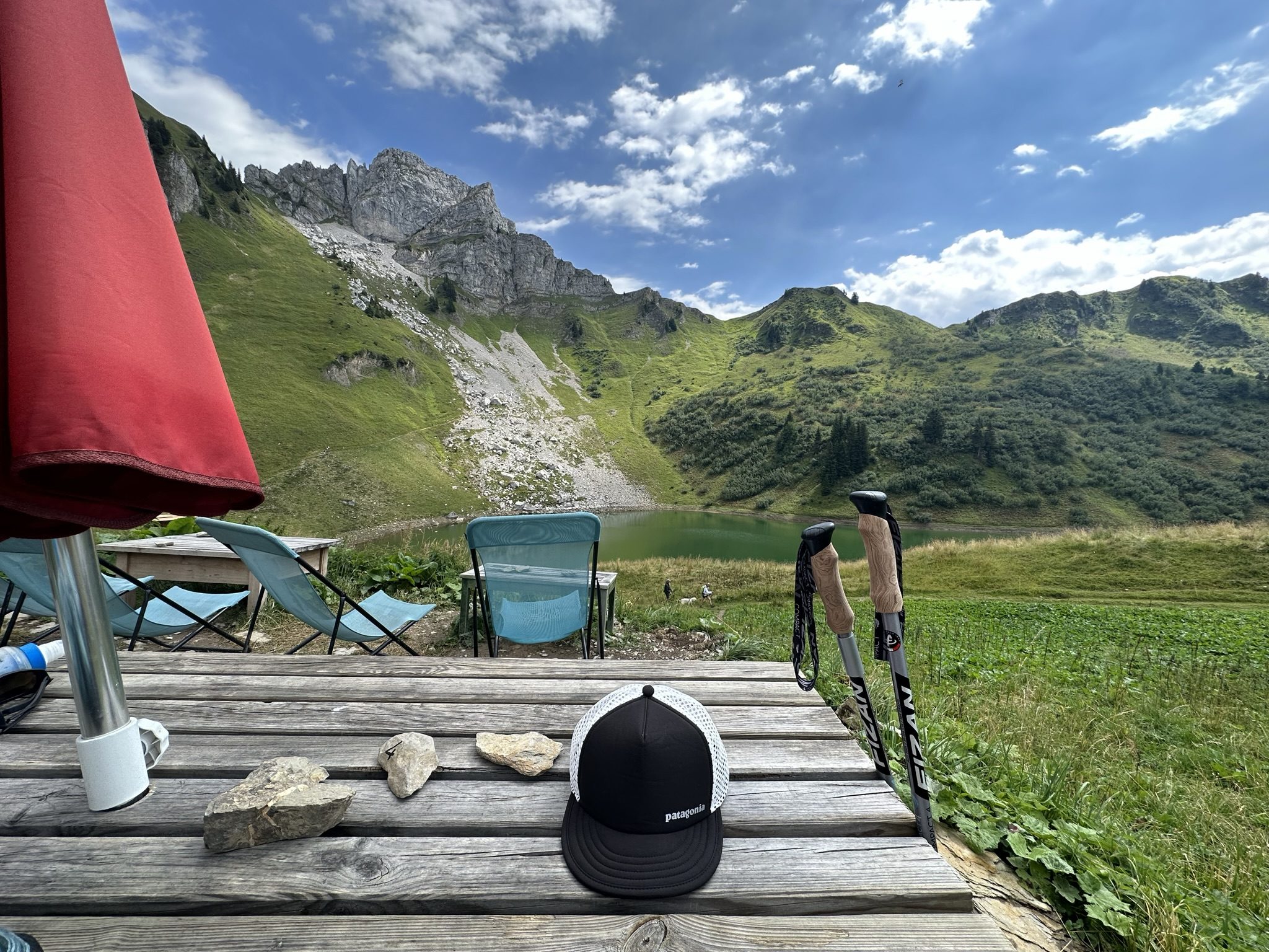 Terrasse de refuge avec vue sur un lac alpin