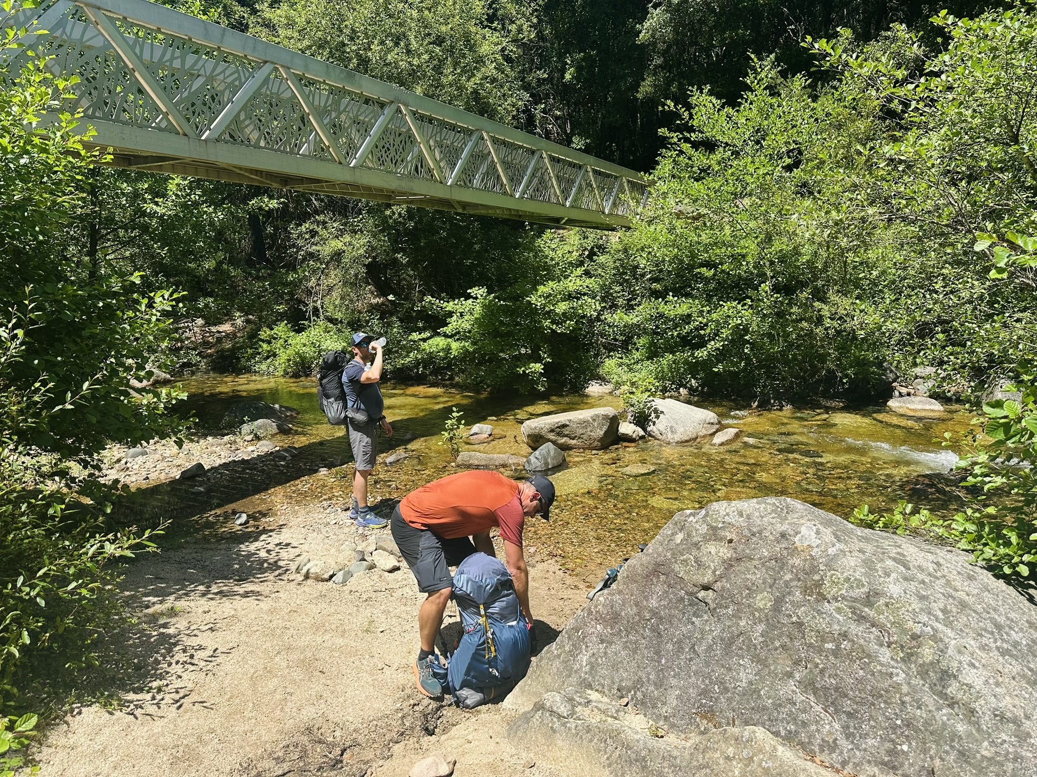 Randonneurs près d une passerelle en Corse