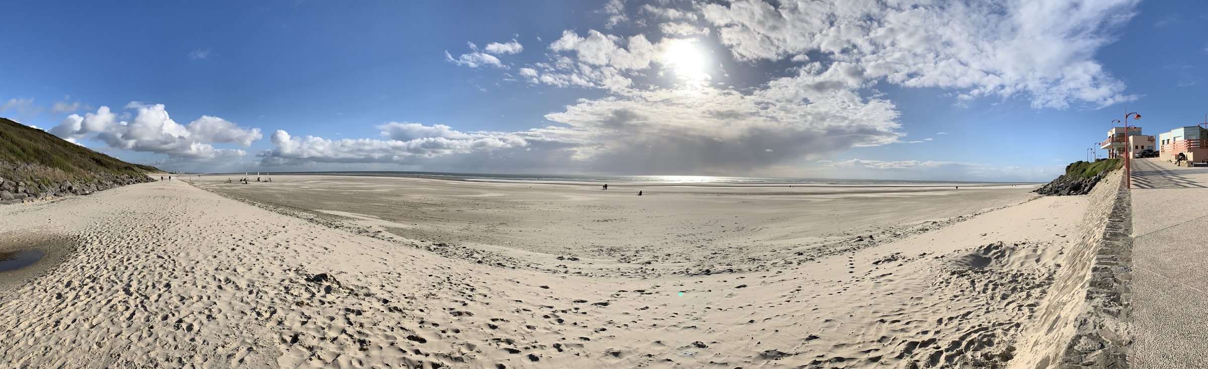 Panorama d'une immense plage en plein soleil