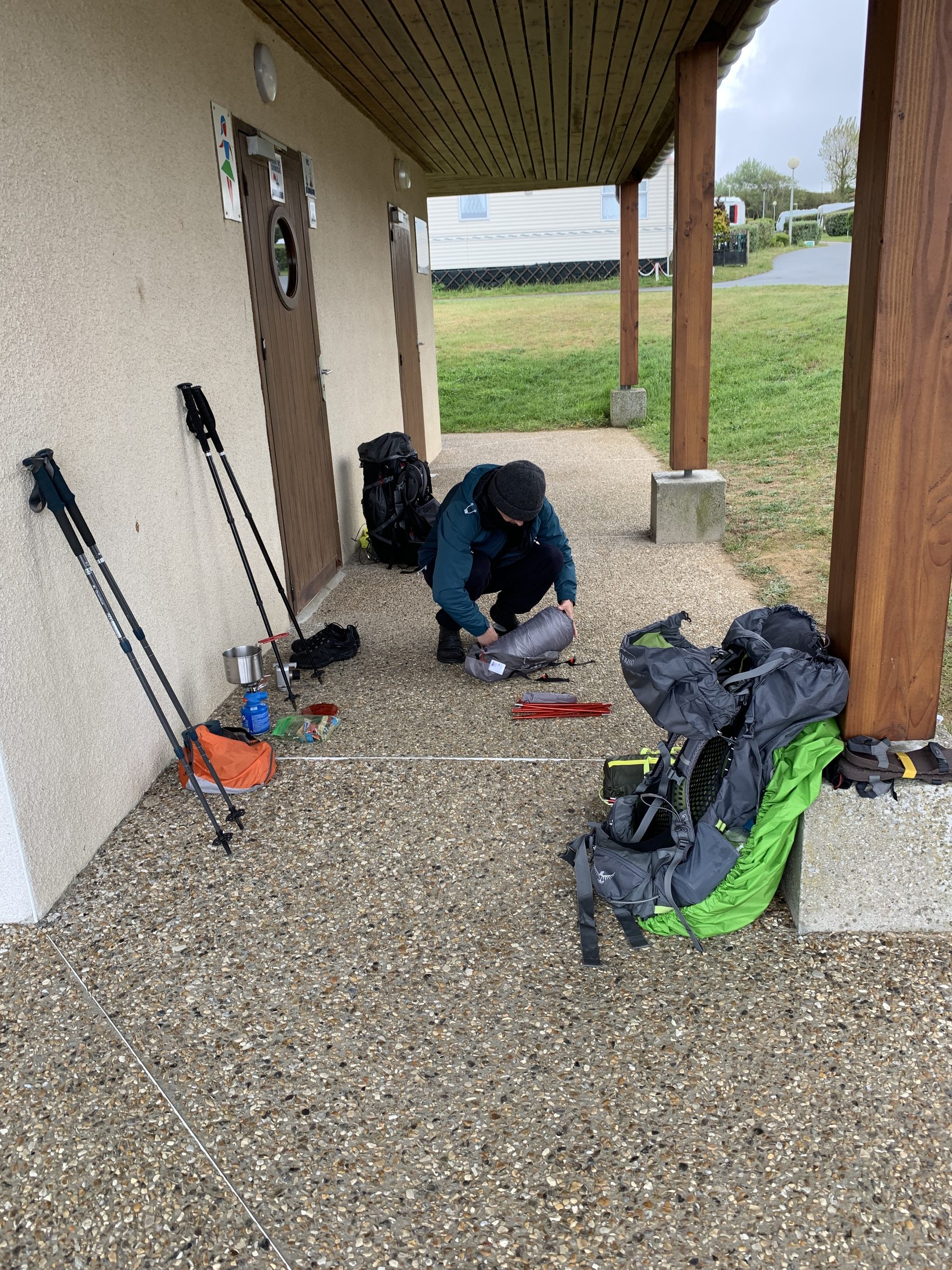 Randonneurs en pause avec sacs et bâtons de randonnée