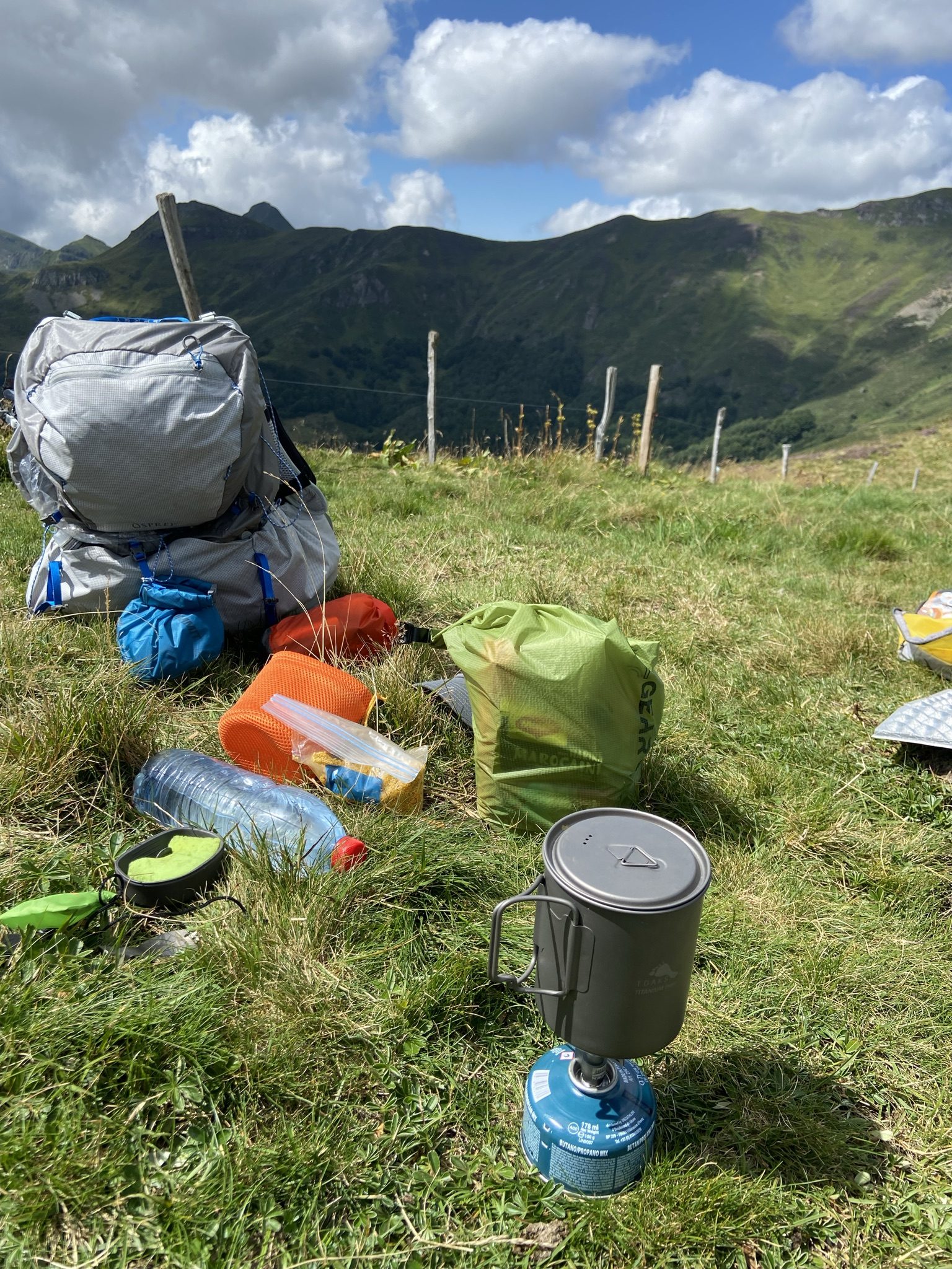 Sac à dos et équipement de randonnée sur le GR400