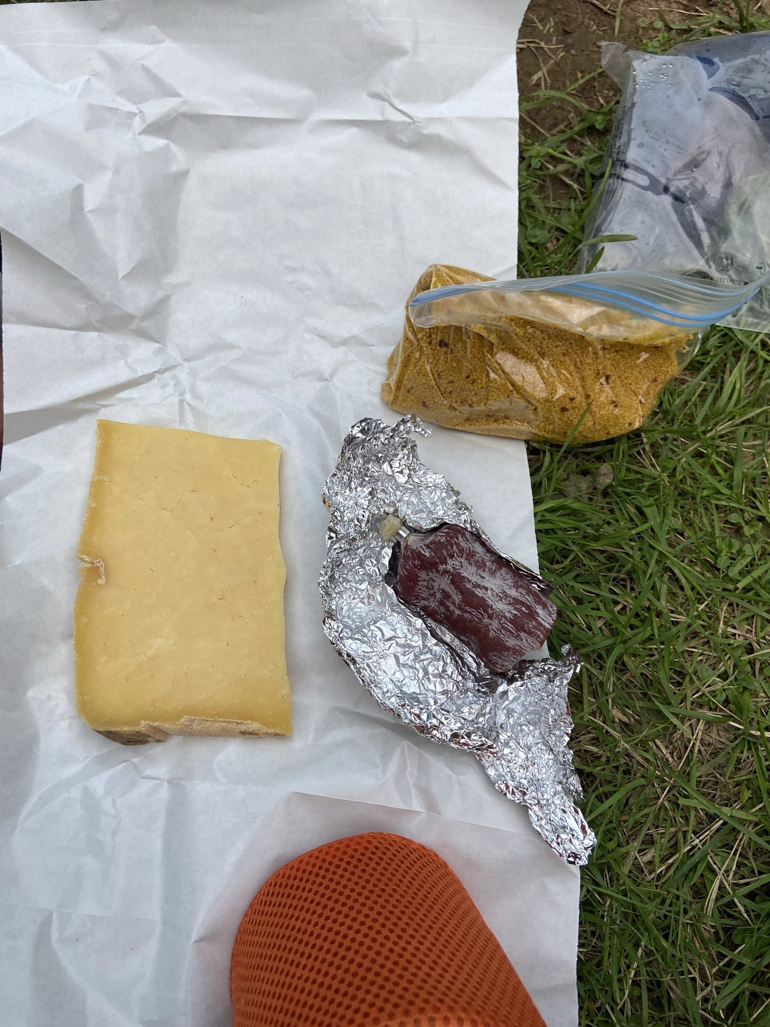 Repas froid en randonnée : fromage et charcuterie sur le GR400