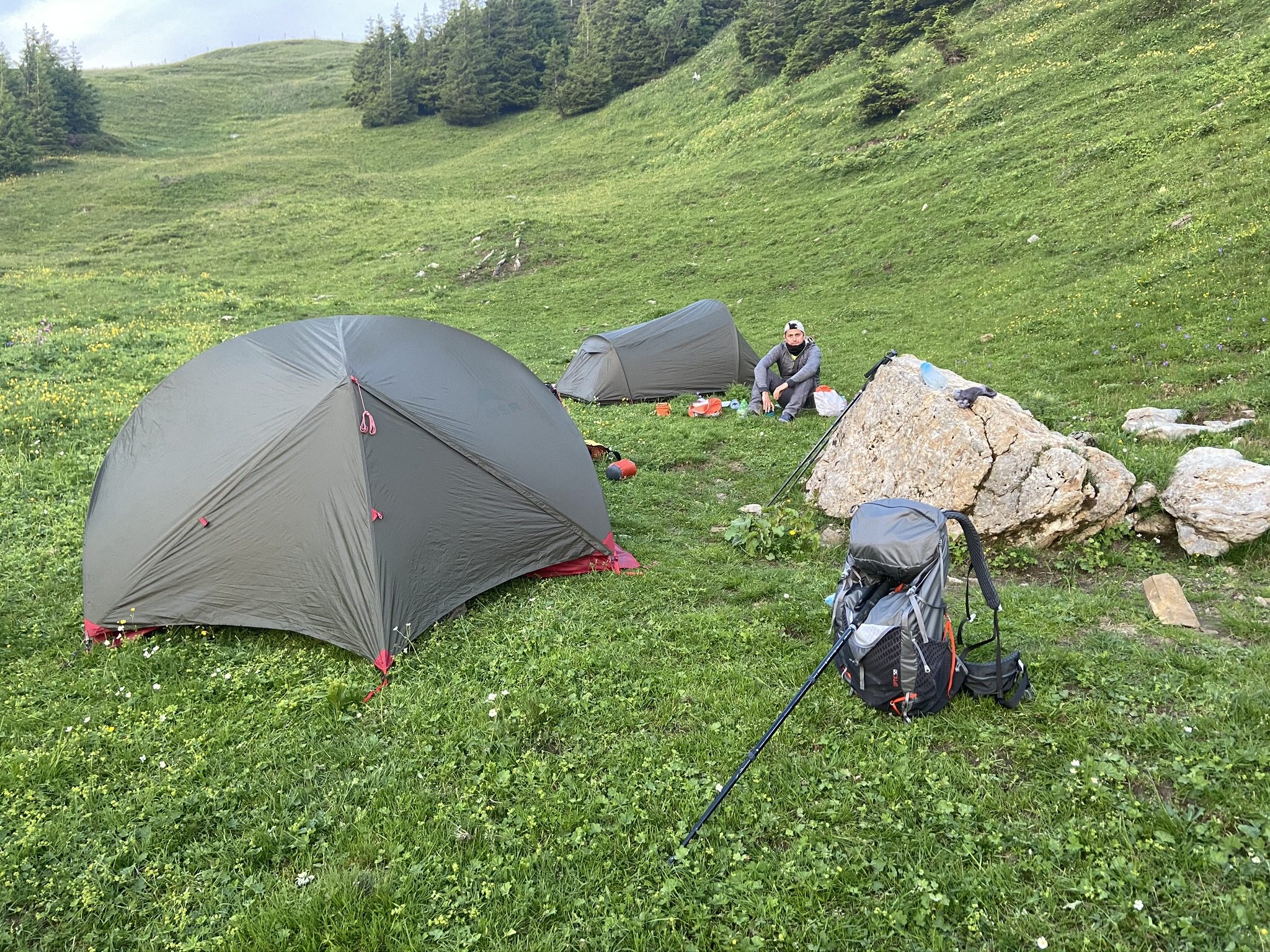 Bivouac avec deux tentes sur un alpage