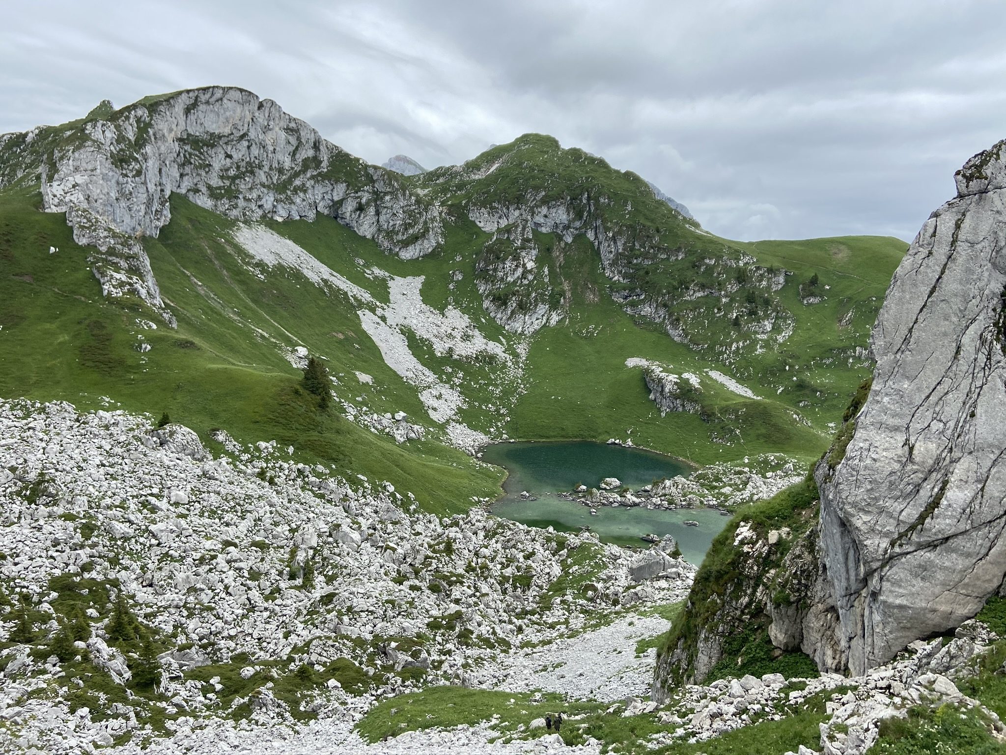Lac de montagne en altitude entouré de verdure