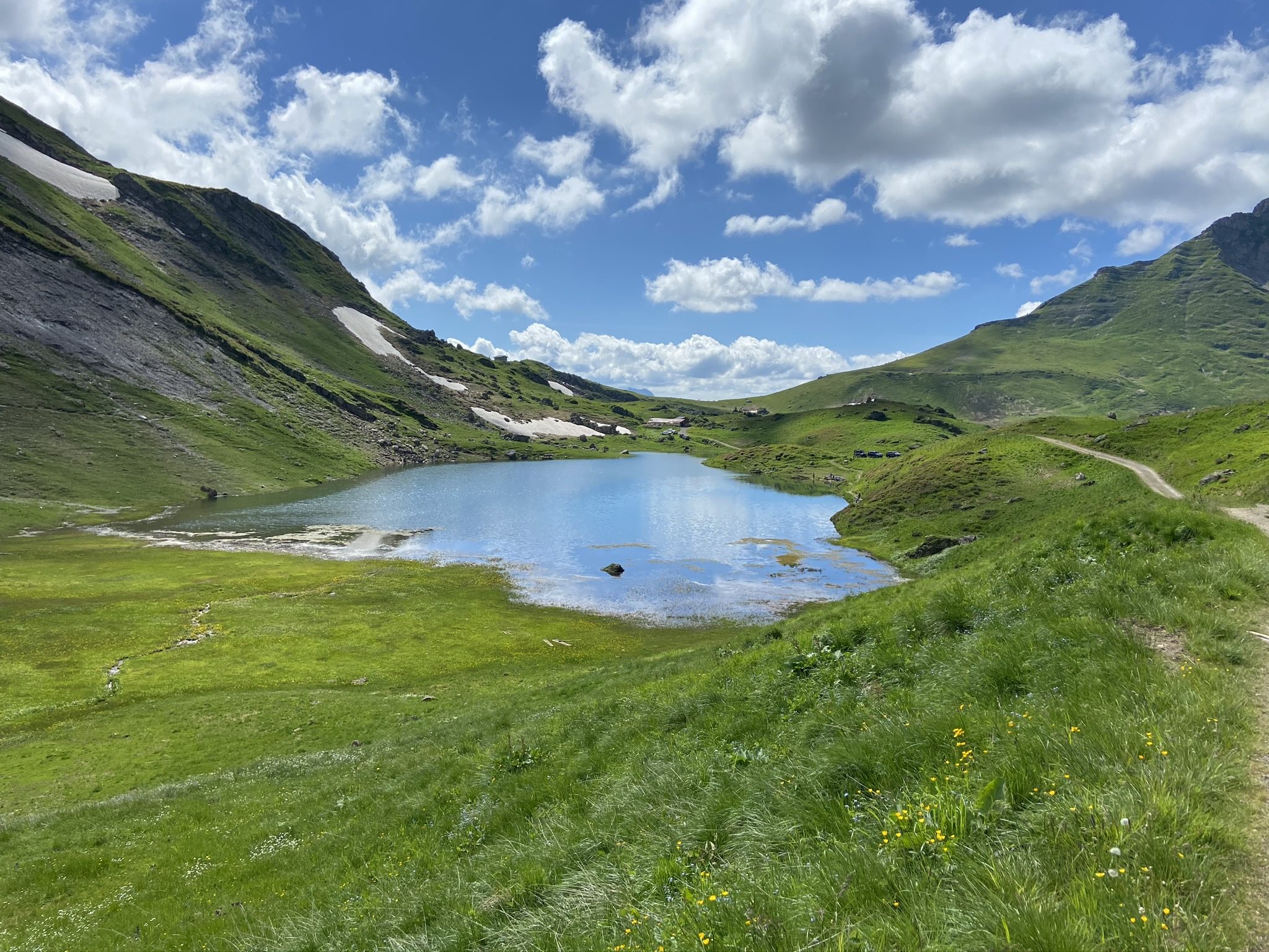 Lac bleu dans une vallée alpine