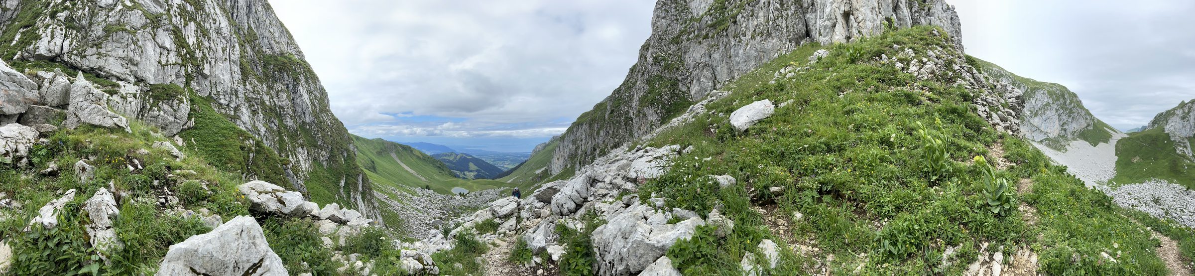 Panorama depuis un col rocheux sur la vallée