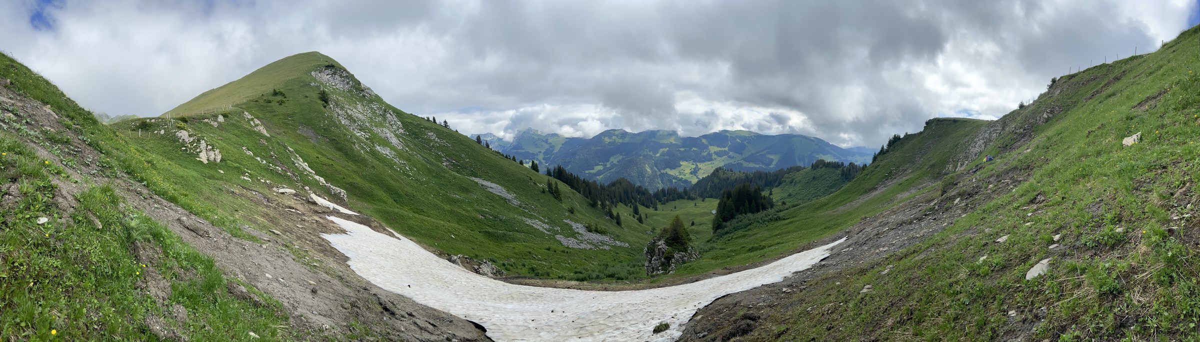 Panorama de névé dans une vallée de montagne