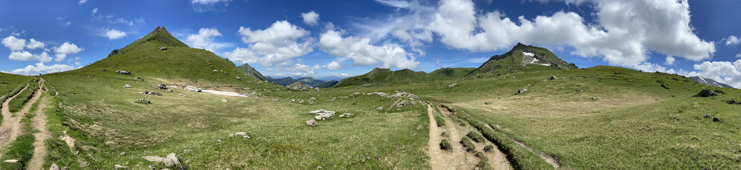 Sentier de crête avec vue sur les sommets