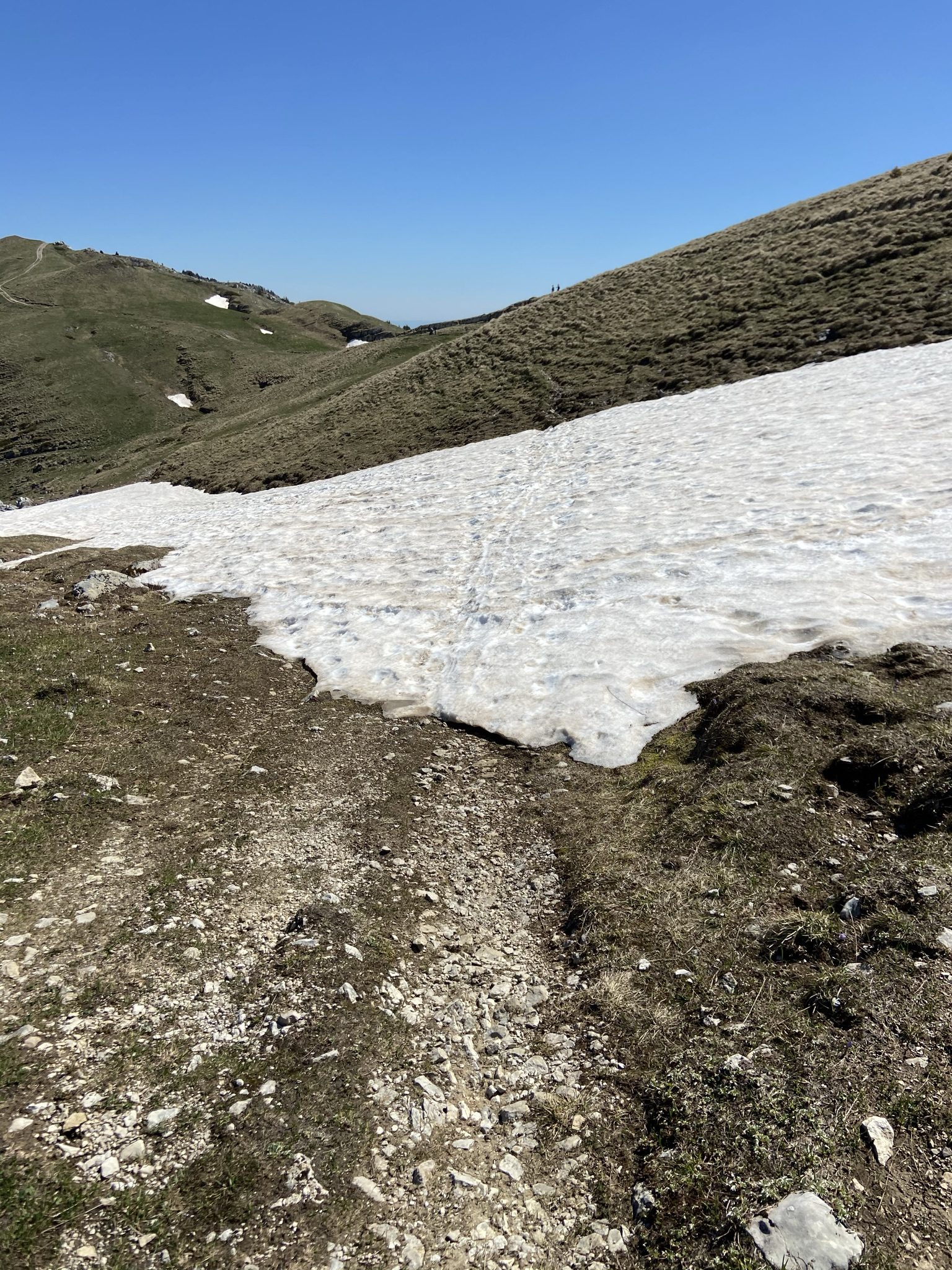 Névé sur un sentier de crête dans le Haut-Jura