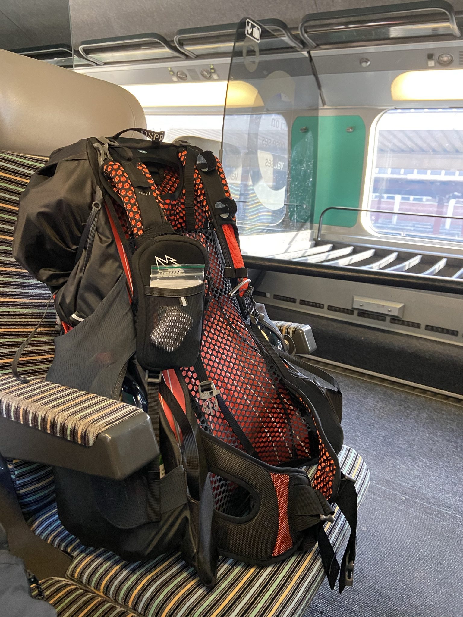 Sac à dos dans un train au départ du trek