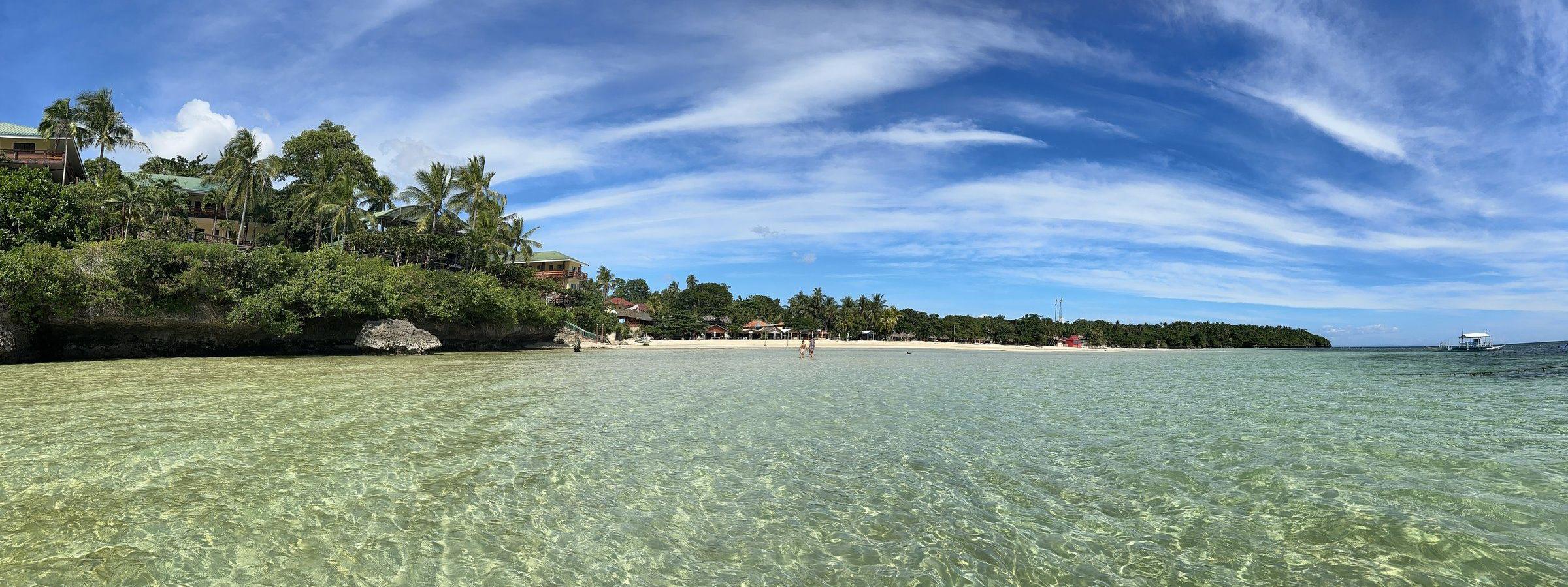 Plage aux eaux cristallines aux Philippines