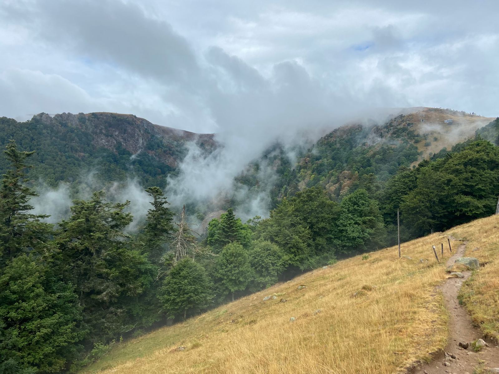 TOP 10 des meilleures vestes de pluie pour la randonnée (2026)