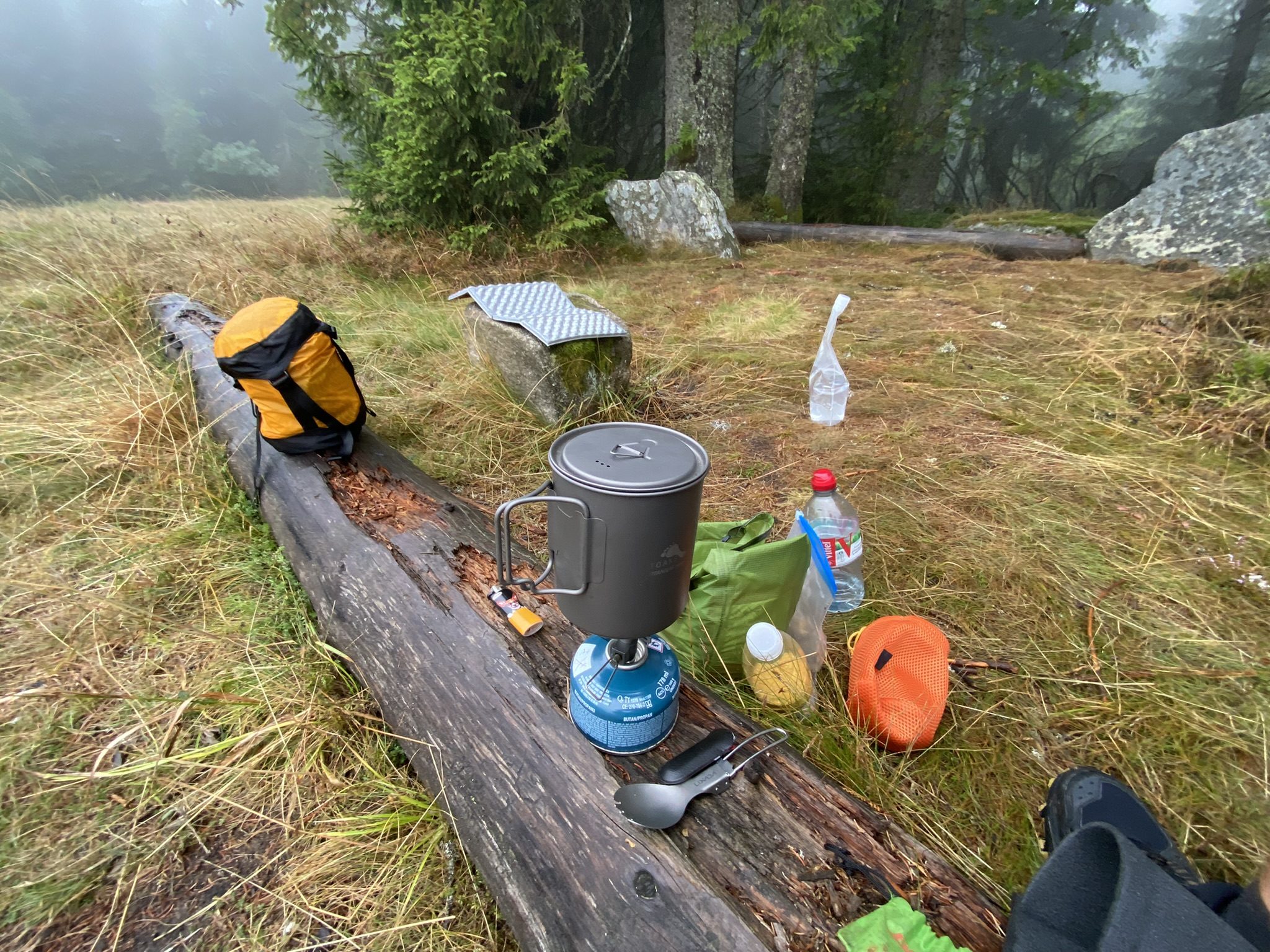 Installation complète de bivouac avec popote et réchaud